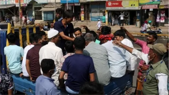 পিকআপে করে অফিস যাওয়া