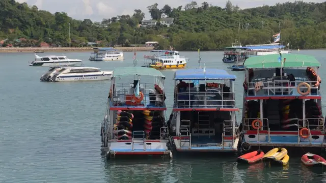 เรือนำเที่ยว จอดเทียบท่าอยู่ที่อ่าวปอ
