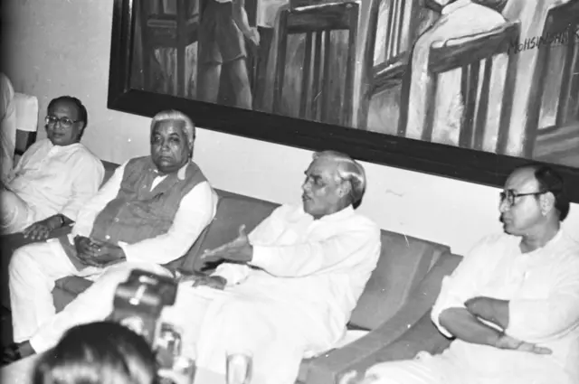 1990ની ચૂંટણીની તૈયારી માટેની બેઠકમાં અટલ બિહારી વાજપેયી સાથે કેશુભાઈ પટેલ, શંકરસિંહ વાઘેલા અને સુરેશ મહેતા