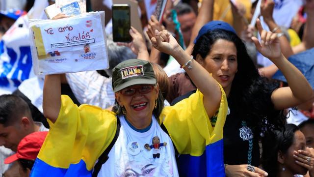 马杜罗支持者上街反对政变。