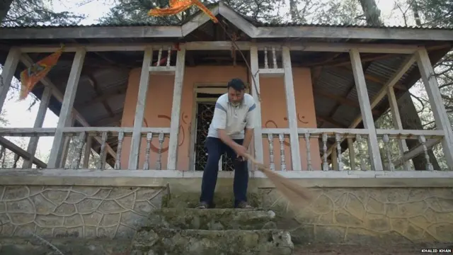 Nuur Maxamed oo nadiifinaya macbadka