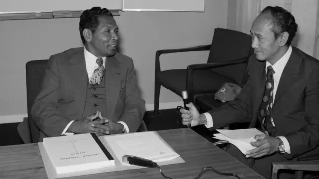 Wartawan dan penyiar BBC Siaran Indonesia, Frans Hardy, mewawancarai Frans Seda, Duta Besar Indonesia untuk European Economic Community, 1 Januari 1975.