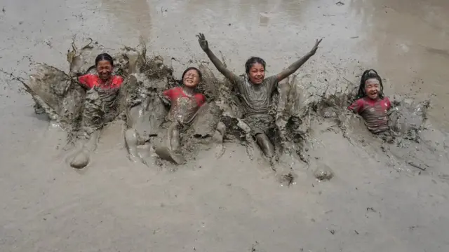 네팔 '모내기 축제'에서 어린이들이 진흙탕 놀이를 하고 있다
