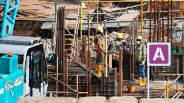 বেশিরভাগ শ্রমিক নির্মাণ-শিল্পে কাজ করেন।