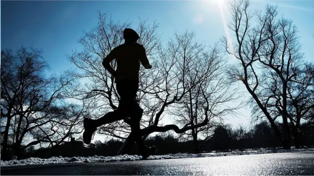 長跑運動員在寒冷的環境中可能會表現得更好。