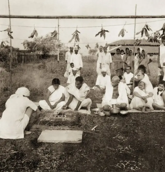 క్రైస్తవునికి, దళిత మహిళకు సేవాగ్రాంలో వివాహం జరిపిస్తున్న గాంధీ దంపతులు