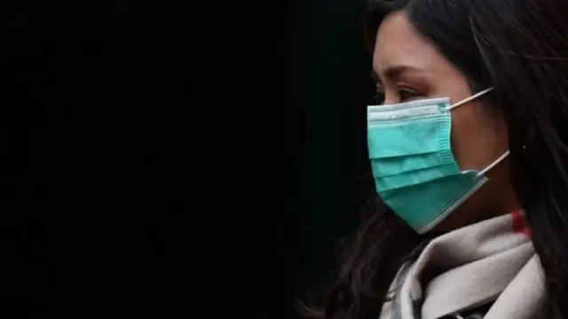 Selon des messages publicitaires, les masques faciaux servant à prévenir la propagation du virus seront interdites sur Facebook.