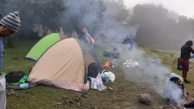 ሓኾርቲ ኣብ እምባ ጽበት ቴንዳ ተኺሎም እናተዛነዩ