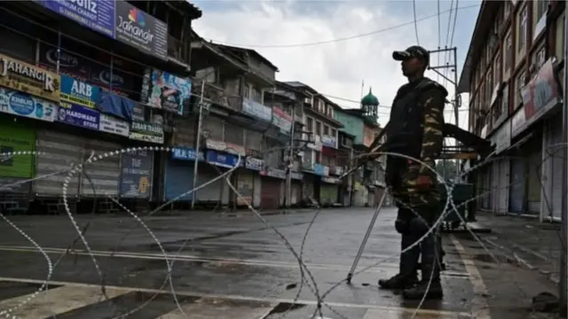 কাশ্মীরে এখনো যে কোনো ধরণের প্রতিবাদ বিক্ষোভ নিষিদ্ধ