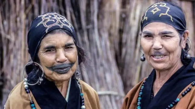 انصهر شعب الآينو في المجتمع الياباني ومُنعوا من وضع وشومهم التقليدية وممارسة عاداتهم الأخرى