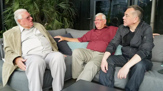 Anthony con sus dos medios hermanos