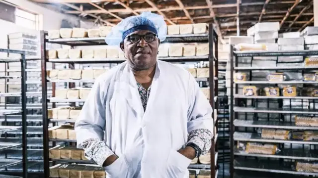 త‌న బేక‌రీలో ఎమ్మాన్యుయెల్ ఒనౌరా