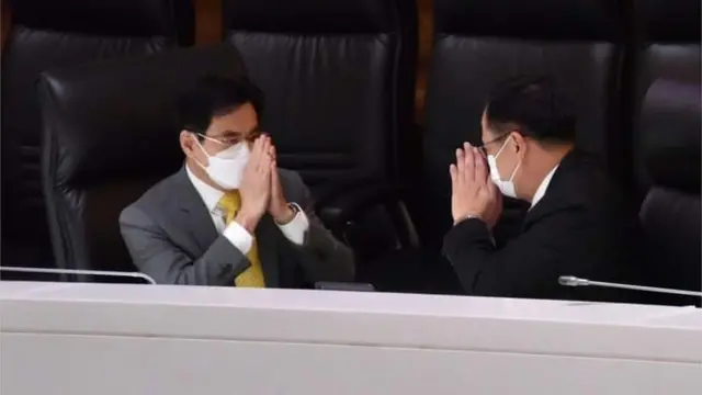 รองนายกฯ จุรินทร์ หัวหน้าพรรคประชาธิปัตย์ (ซ้าย) กับรองนายกฯ อนุทิน หัวหน้าพรรคภูมิใจไทย ถูกอภิปรายไม่ไว้วางใจคู่กันอีกครั้ง