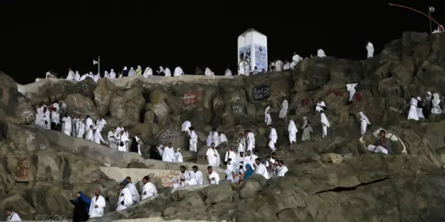 نن د حج مراسمو ځانګړې ورځ وه او ټول عبادت کوونکي عرفات کې را غونډ شوي وو.