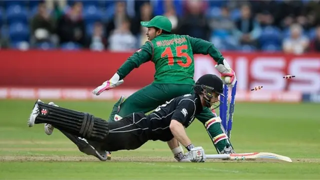 মুশফিকুর রহিম স্ট্যাম্প উড়িয়ে দিলেও মাটিতে ঝাপিয়ে নিজেকে রক্ষার চেষ্টা করছেন কেন উইলিয়ামস