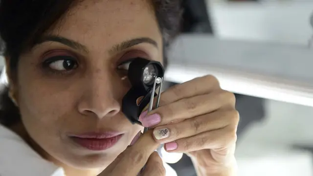 હીરો જોઈ રહેલી યુવતીની તસવીર