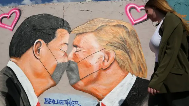 Çin Devlet Başkanı Şi Cinping ile ABD Başkanı Donald Trump'ı maskelerle öpüşürken gösteren bir duvar resmi