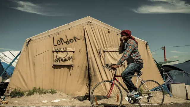 Londra hayalim yazılı mülteci çadırı