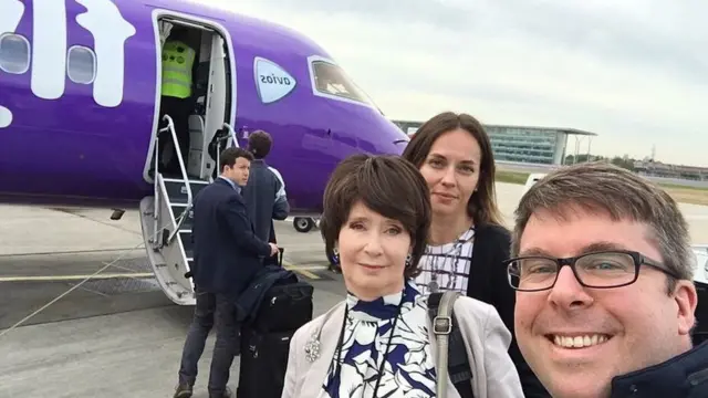 Яна, Катя и Бен прилетели в Кардифф