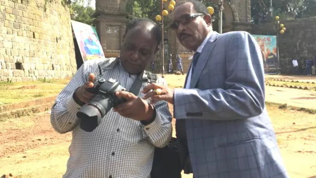 ፎቶግራፍ አንሺውን በፎቶ። ብዙዎች የመስቀል አከባበርን በፎቶ ለማንሳት ወደ መስቀል አደባባይ ያቀናሉ።