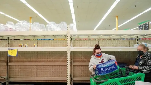 Teksas'ta süper marketlerdeki su reyonlarındaki ürünlerin büyük kısmı tükendi.
