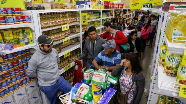 Cola en los supermercados