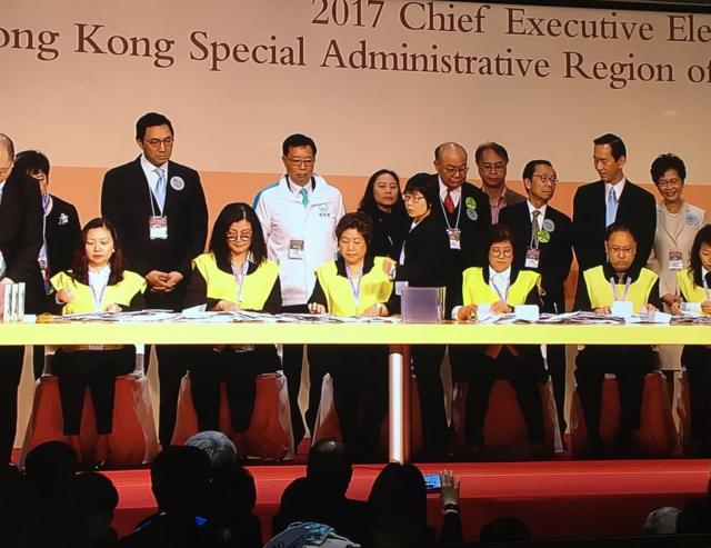 候選人中只有林鄭月娥和胡國興在香港灣仔中央點票站台上監督整個點票過程