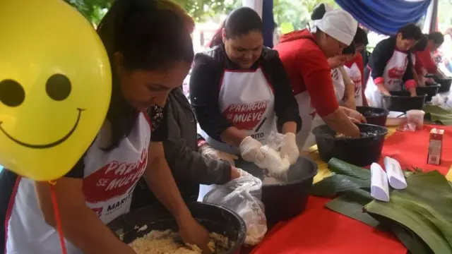 Mujeres cocinando en la calle en Paraguay