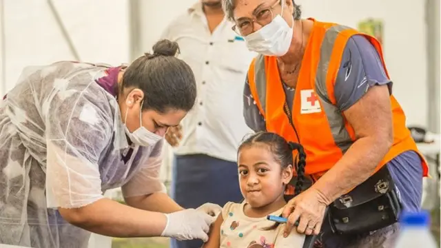 Una niña siendo vacunada en Samoa