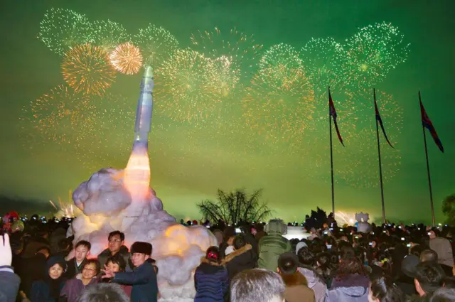 మంచుతో రూపొందించిన ఖండాంతర క్షిపణి ఆకృతి