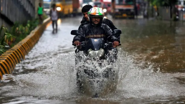 मुंबईतल्या रस्त्यांवर पावसामुळे साचलेलं पाणी