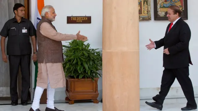 नई दिल्ली में मिलते भारती प्रधानमंत्री नरेंद्र मोदी और पाकिस्तान के प्रधानमंत्री नवाज़ शरीफ़.