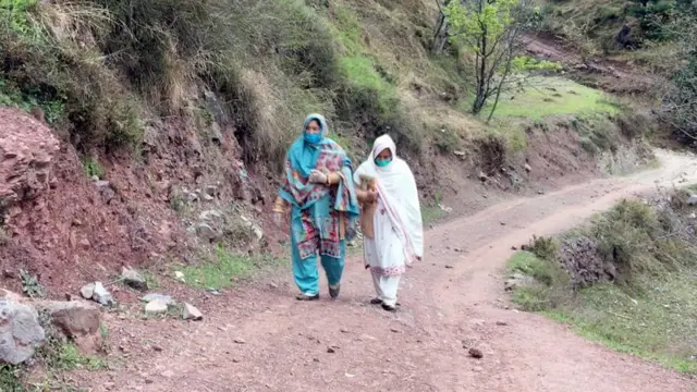 لیڈی ہیلتھ ورکر کشمیر میں