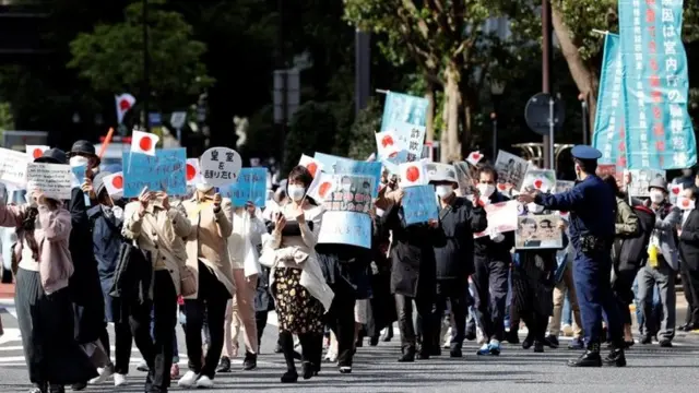眞子さんと小室さんの結婚に抗議するデモ隊（26日、都内）