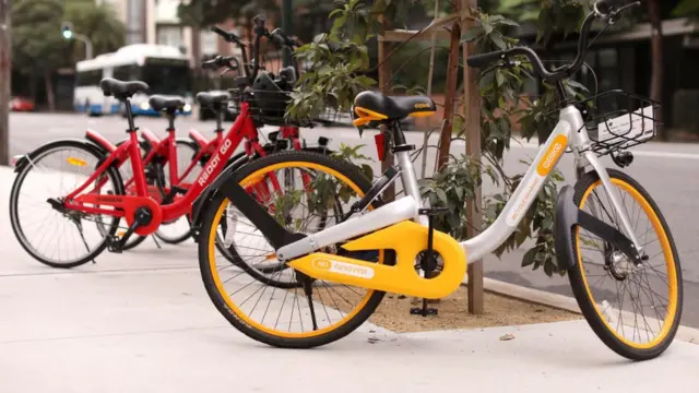 Bicicletas de alquiler en una calle