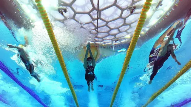 تقلل ملابس السباحة "إل زد أر ريسر" من مقاومة الجسم لمن يرتديها أثناء تحركهم في الماء