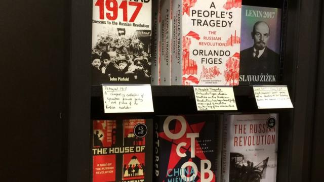 Английские книги о Революции 1917 года в книжном магазине в центре Лондона в 2017 году