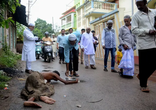 Kemiskinan masih sangat menggejala di India, dan Idul Qurban dianggap salah satu hari paling tepat untuk bersolidaritas terhadap kaum miskin. Dalam gambar, umat Islam di Tripura, India, dalam perjalanan ke masjid.