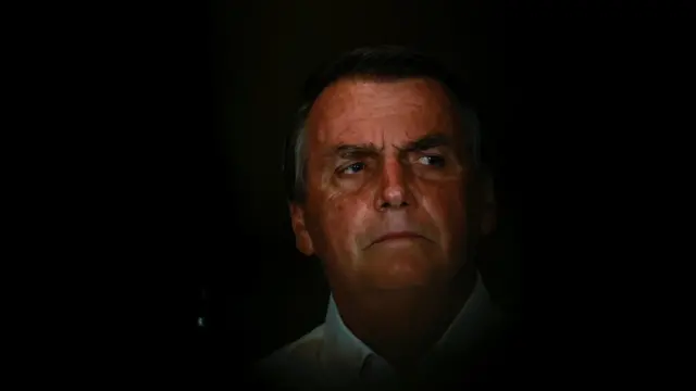 Bolsonaro, um homem idosopixbet saque rápido appcabelo castanho e branco com sobrancelhas franzidas