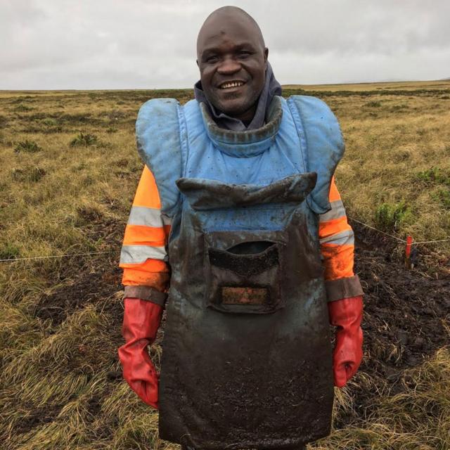 El zimbabuense experto en desminado Farai Beghede en Malvinas/Falklands.