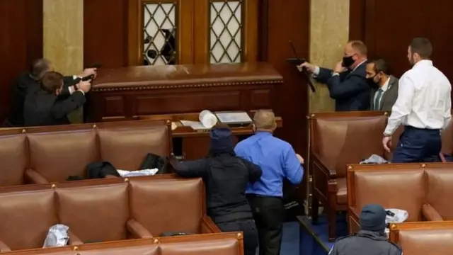 'Yan sandan majalisar Amurka da bindigogi domin hana wasu masu zanga-zanga kutsawa cikin babban zauren majalisar