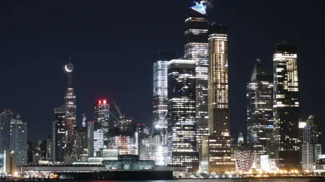 Жоламан: Баары эмес, көбү эки жүздүүлөр. Өзүлөрү Америка дегенде көздөрү күйүп турат. Бирок, Американы жамандай беришет. Эгер визасыз режим болсо жабалактап АКШны көздөй көчмөк болуш керек.