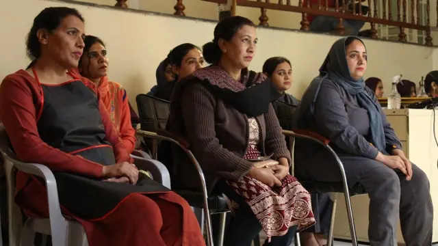 پیشے کے لحاظ سے بیوٹیشن صوفیہ تین بچوں کی ماں اور اپنے گھر کی واحد کفیل ہیں۔ انھوں نے بی بی سی کو بتایا کہ وہ اس کمپنی میں کام کر کے ہر ماہ تقریباً پچاس ہزار روپے کما رہی ہیں۔