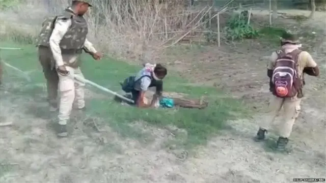 صحافی ایک بے حس پڑے شخص کو پیٹتا ہوا