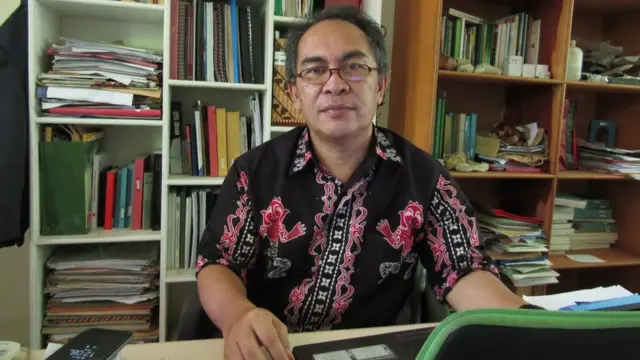 Profesor John Tasirin