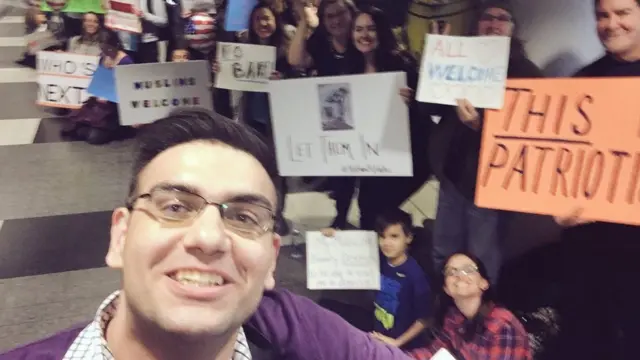 Ali Hamedani desembarca no Aeroporto Internacional Chicago O'Hare