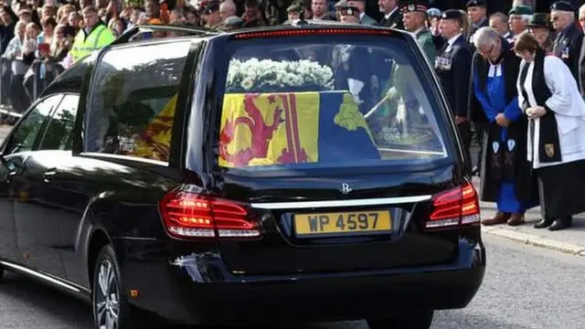 Carro fúnebre com o caixão da rainha