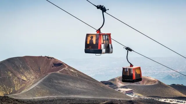 В такой кабинке можно подняться еще ближе к вершине Этны (Credit: Alexander Nikiforov/Getty Images)