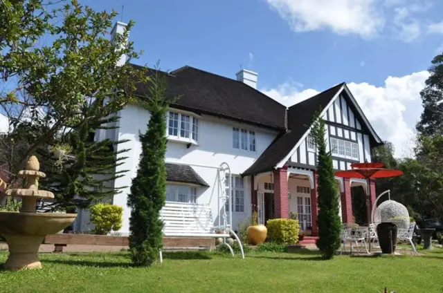 ကလောက ဟိုတယ်ဖြစ်သွားတဲ့အိမ်