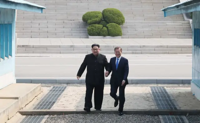 Moon y Kim cruzan hacia Corea del Sur.